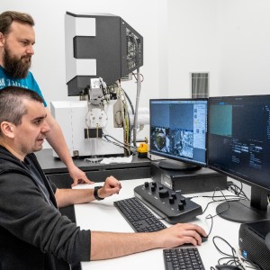 Laboratoř elektronové mikroskopie vybavená rastrovacím elektronovým mikroskopem ThermoFisher Scientific Apreo ChemiSEM