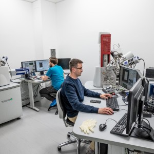 Laboratoř elektronové mikroskopie vybavená rastrovacími elektronovými mikroskopy Tescan LYRA