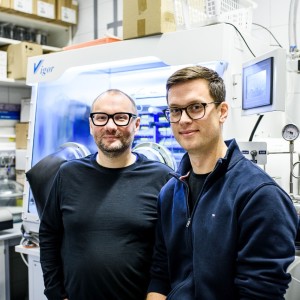 Dr. Petr Cígler, vedoucí vědecké skupiny Syntetická nanochemie, ÚOCHB AV ČR Dr. Michal Gulka, první autor studie, postdoktorand ve vědecké skupině Dr. Petra Cíglera, ÚOCHB AV ČR . Foto: ÚOCHB AV ČR / Dr. Tomáš Belloň