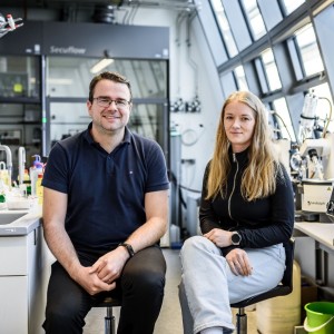 Dr. Tomáš Slanina, vedoucí vědecké skupiny Redoxní fotochemie, ÚOCHB AV ČR Lucie Šálková, doktorandka ze skupiny Dr. Tomáše Slaniny, ÚOCHB AV ČR kredit: Dr. Tomáš Belloň / ÚOCHB AV ČR