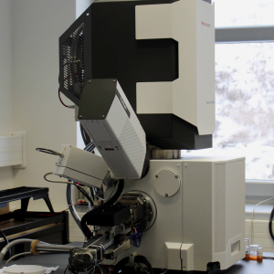 Nový elektronový mikroskop Thermo Fisher Apreo ChemiSEM s integrovaným hybridním pixelovým detektorem od firmy AdvaScope