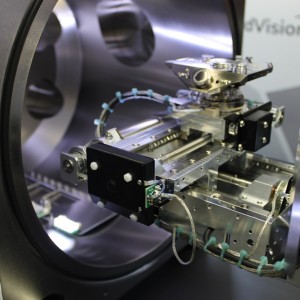 Pohled do vakuové komory elektronového mikroskopu Thermo Fisher Apreo ChemiSEM s integrovaným hybridním pixelovým detektorem od firmy AdvaScope. Na držáku je umístěný vzorek.