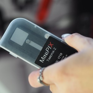 Photon-counting částicový detekor MiniPIX SPRINTER schopný registrovat každou jednu částici. Výrobcem je česká společnost ADVACAM.