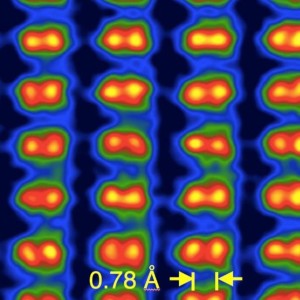 Snímek krystalu křemíku, na kterém jsou vidět atomy vzdálené od sebe 0,078 nm. Foto: Ondřej Křivánek, Nion