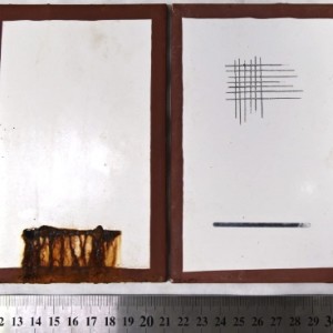 Obr. 2 - Vzhled vzorků se základním nátěrem plněným recyklovaným zinkovým prachem FZNP 15H ES po 5040 hodinách zkoušky v neutrální solné mlze (vlevo) a kondenzační zkoušce (vpravo)