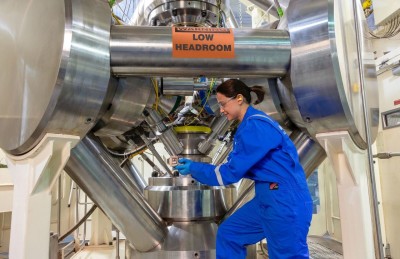 Vědci z ÚOCHB zásadně zrychlili a zlevnili výrobu „kvantových“ nanodiamantů