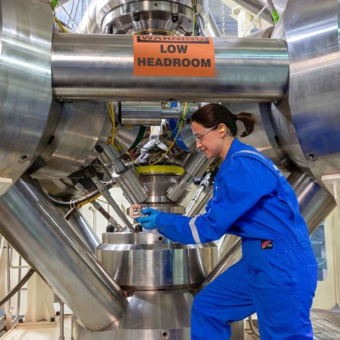 Vědci z ÚOCHB zásadně zrychlili a zlevnili výrobu „kvantových“ nanodiamantů