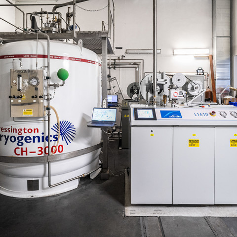 Nejvýkonnější český zkapalňovač helia pro vědu je v provozu