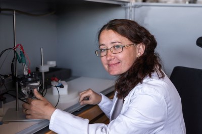 Inteligentní biosenzory pomáhají včas odhalit zánět u pacientů s kloubními náhradami