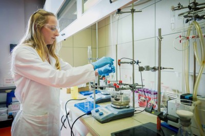 Hledání řešení problematiky lyžařských vosků v laboratoři CXI TUL