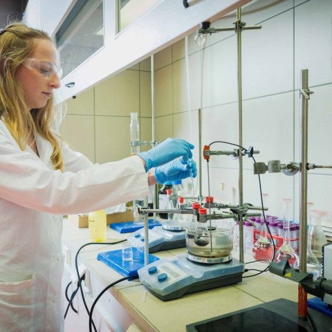 Hledání řešení problematiky lyžařských vosků v laboratoři CXI TUL