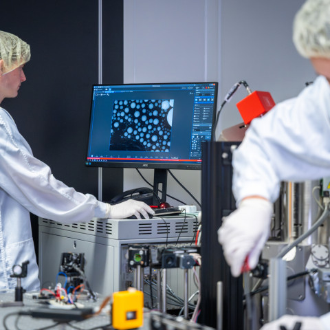 Mikroskop budoucnosti: Spojení světla a elektronů získalo prestižní grant