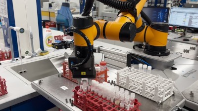 Kolaborativní roboty v laboratořích: Méně rutiny, vyšší bezpečnost i noční provoz
