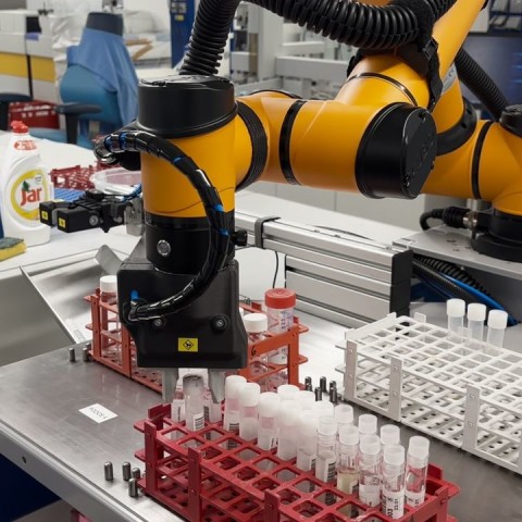Kolaborativní roboty v laboratořích: Méně rutiny, vyšší bezpečnost i noční provoz