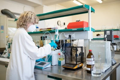Laboratoře ORLEN Unipetrol testují paliva, kvalitu odpadních vod či intenzitu hluku a osvětlení