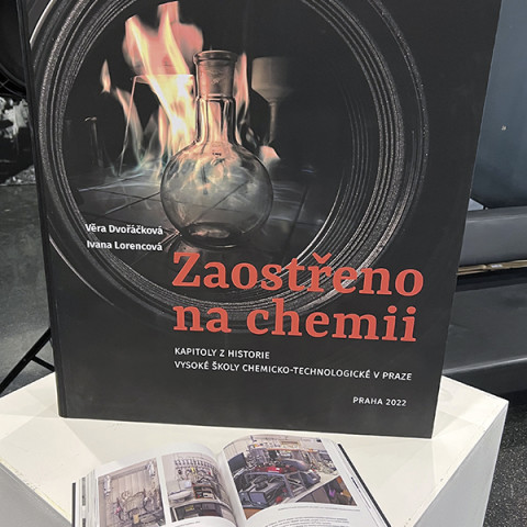 Nová kniha Zaostřeno na chemii: Kapitoly z historie Vysoké školy chemicko-technologické v Praze