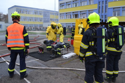 Profesionální hasiči cvičili s žáky chemické školy likvidaci nebezpečné látky