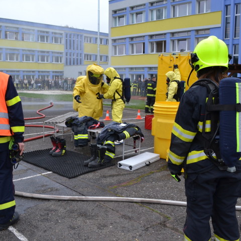 Profesionální hasiči cvičili s žáky chemické školy likvidaci nebezpečné látky