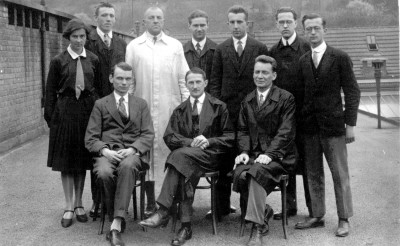 J. Heyrovský (sedící uprostřed) se svým týmem